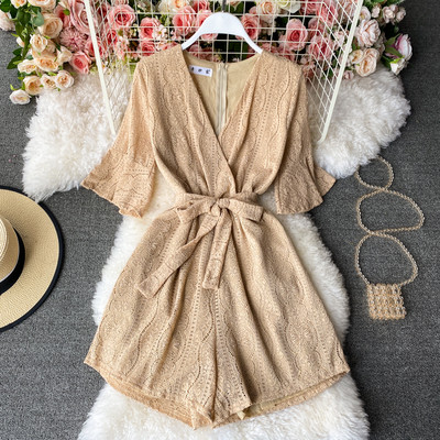 Salopetă elegantă de damă, cu decolteu spitz și mâneci scurte