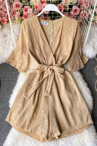 Salopetă elegantă de damă, cu decolteu spitz și mâneci scurte