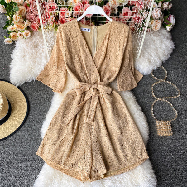 Salopetă elegantă de damă, cu decolteu spitz și mâneci scurte