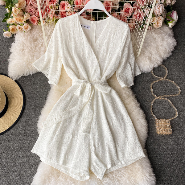 Salopetă elegantă de damă, cu decolteu spitz și mâneci scurte