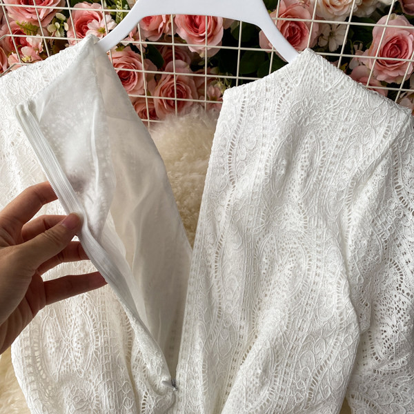 Salopetă elegantă de damă, cu decolteu spitz și mâneci scurte