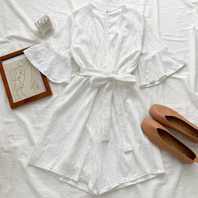 Moderan ženski kratki kombinezon s lotos rukavima i remenom