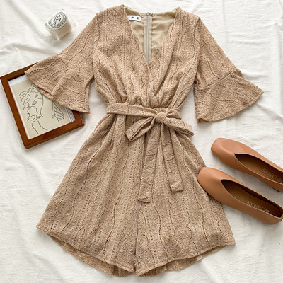 Moderan ženski kratki kombinezon s lotos rukavima i remenom