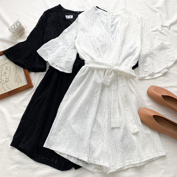 Moderan ženski kratki kombinezon s lotos rukavima i remenom