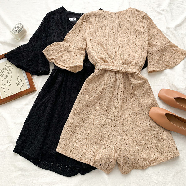 Moderan ženski kratki kombinezon s lotos rukavima i remenom