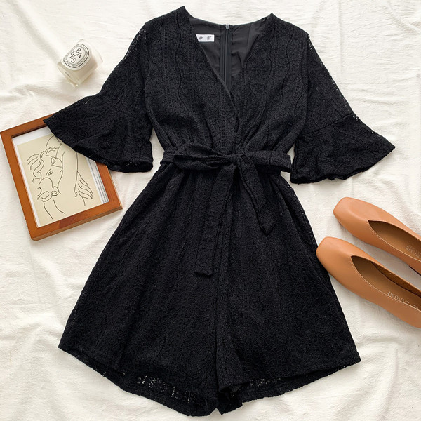 Moderan ženski kratki kombinezon s lotos rukavima i remenom