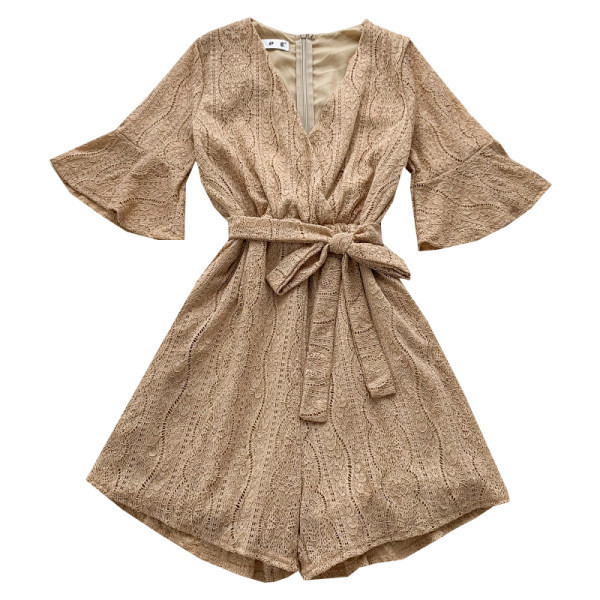 Moderan ženski kratki kombinezon s lotos rukavima i remenom