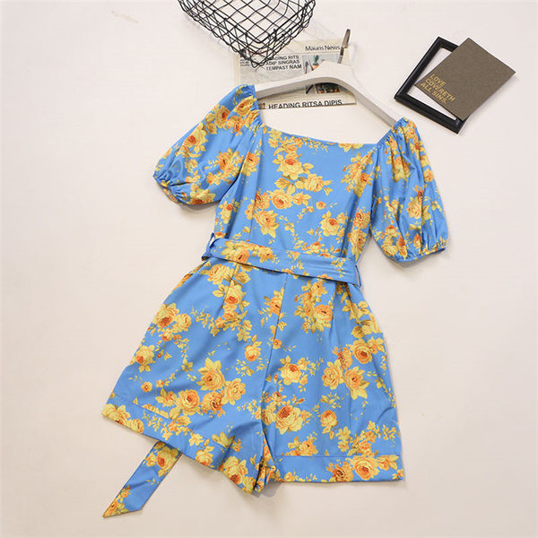 Model nou de salopetă de damă cu curea și motive florale