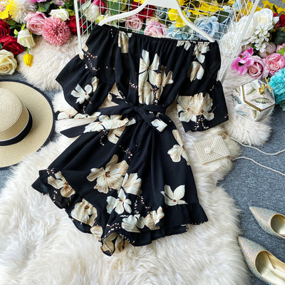 Salopetă de damă modernă cu model cochet și umerii goi