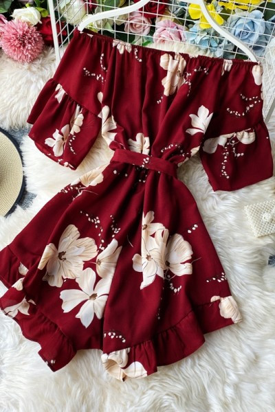 Salopetă de damă modernă cu model cochet și umerii goi