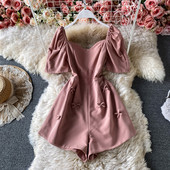 Κομψή γυναικεία ολόσωμη φόρμα με κοντά μανίκια και τετράγωνο ντεκολτέ