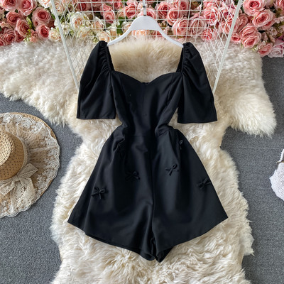 Κομψή γυναικεία ολόσωμη φόρμα με κοντά μανίκια και τετράγωνο ντεκολτέ