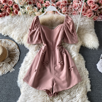 Κομψή γυναικεία ολόσωμη φόρμα με κοντά μανίκια και τετράγωνο ντεκολτέ