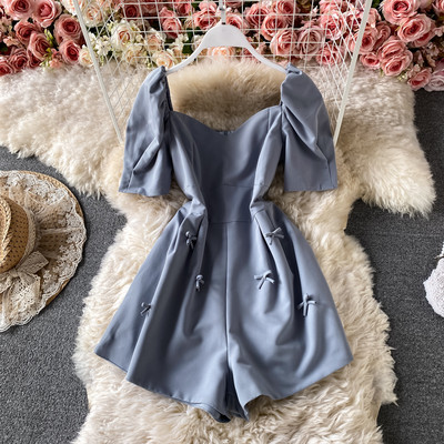 Κομψή γυναικεία ολόσωμη φόρμα με κοντά μανίκια και τετράγωνο ντεκολτέ