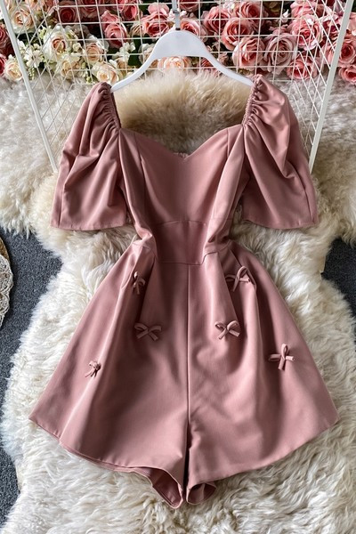 Κομψή γυναικεία ολόσωμη φόρμα με κοντά μανίκια και τετράγωνο ντεκολτέ