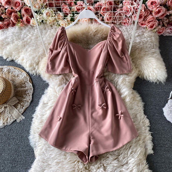 Κομψή γυναικεία ολόσωμη φόρμα με κοντά μανίκια και τετράγωνο ντεκολτέ