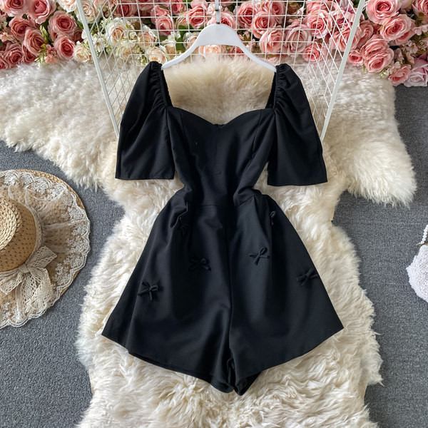 Κομψή γυναικεία ολόσωμη φόρμα με κοντά μανίκια και τετράγωνο ντεκολτέ