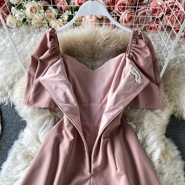 Κομψή γυναικεία ολόσωμη φόρμα με κοντά μανίκια και τετράγωνο ντεκολτέ