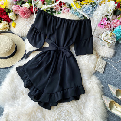 Salopetă scurtă de damă într-o singură culoare cu centură în talie