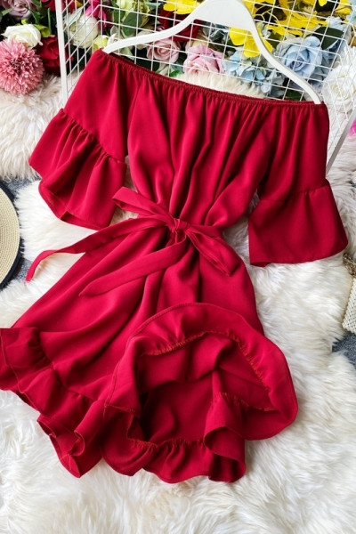 Salopetă scurtă de damă într-o singură culoare cu centură în talie