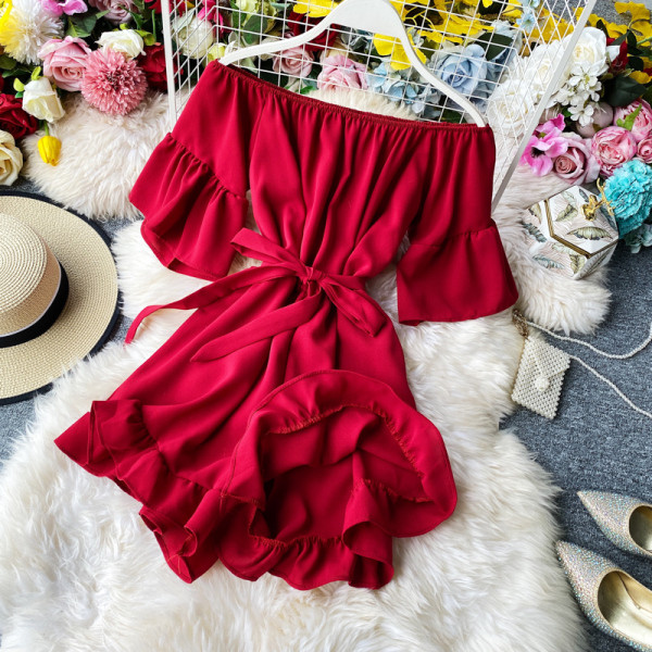 Salopetă scurtă de damă într-o singură culoare cu centură în talie