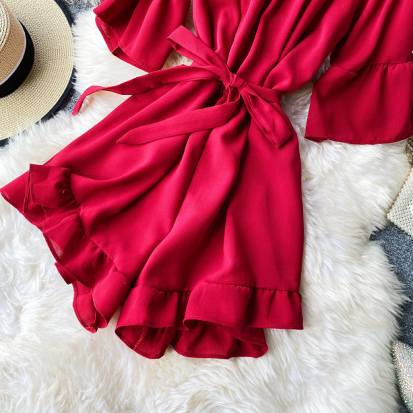 Salopetă scurtă de damă într-o singură culoare cu centură în talie