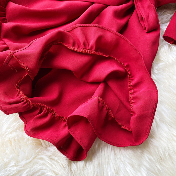 Salopetă scurtă de damă într-o singură culoare cu centură în talie