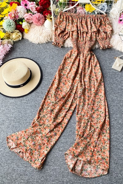 Ženski dugi kombinezon s cvjetnim uzorkom i kovrčama