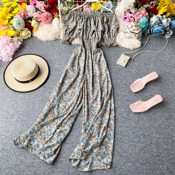 Ženski dugi kombinezon s cvjetnim uzorkom i kovrčama