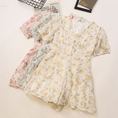 Stilīgs sieviešu kombinezons ar pogām un špica kakla izgriezumu