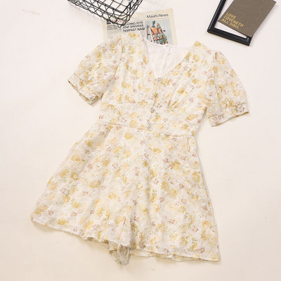 Stilīgs sieviešu kombinezons ar pogām un špica kakla izgriezumu