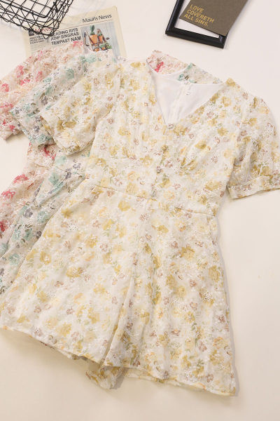 Stilīgs sieviešu kombinezons ar pogām un špica kakla izgriezumu