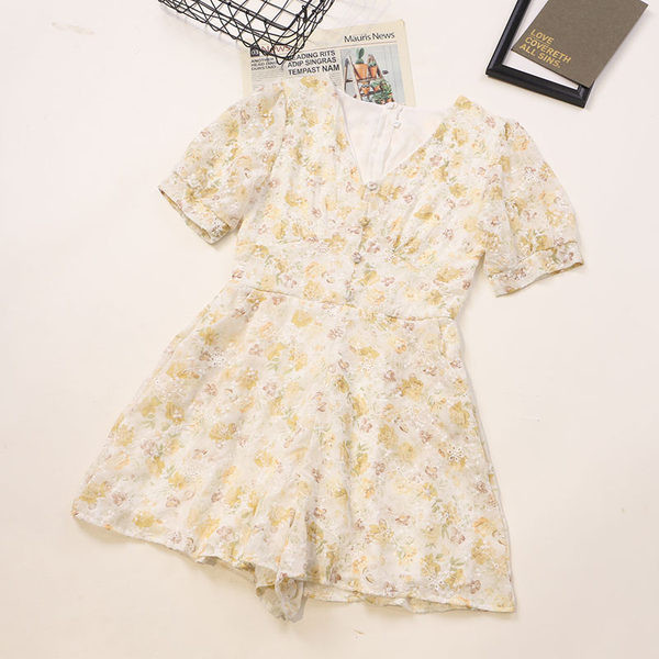 Stilīgs sieviešu kombinezons ar pogām un špica kakla izgriezumu