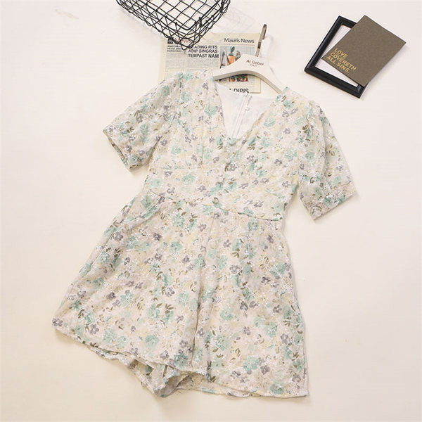 Stilīgs sieviešu kombinezons ar pogām un špica kakla izgriezumu