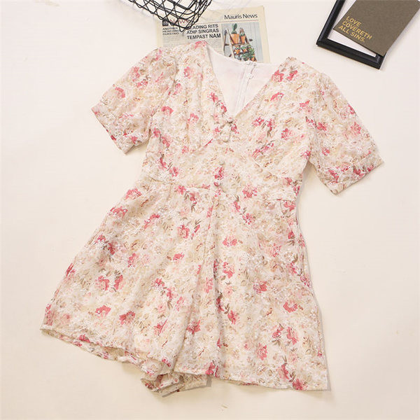 Stilīgs sieviešu kombinezons ar pogām un špica kakla izgriezumu