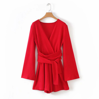 Salopetă scurtă de damă cu decolteu spitz și curea