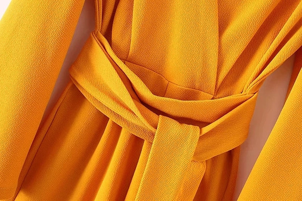 Salopetă scurtă de damă cu decolteu spitz și curea