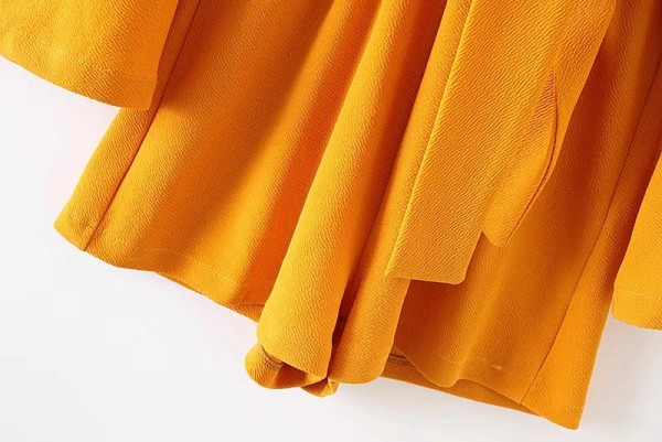 Salopetă scurtă de damă cu decolteu spitz și curea