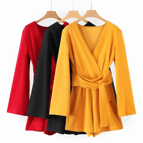 Salopetă scurtă de damă cu decolteu spitz și curea