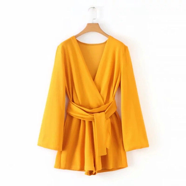 Salopetă scurtă de damă cu decolteu spitz și curea