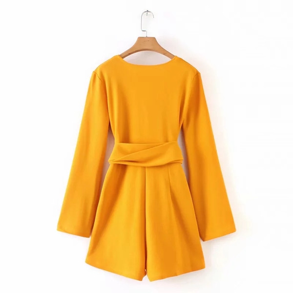 Salopetă scurtă de damă cu decolteu spitz și curea