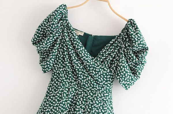 Salopetă scurtă cu mâneci bufante și model floral