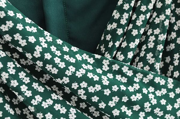 Salopetă scurtă cu mâneci bufante și model floral