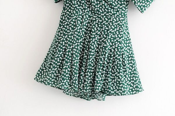 Salopetă scurtă cu mâneci bufante și model floral