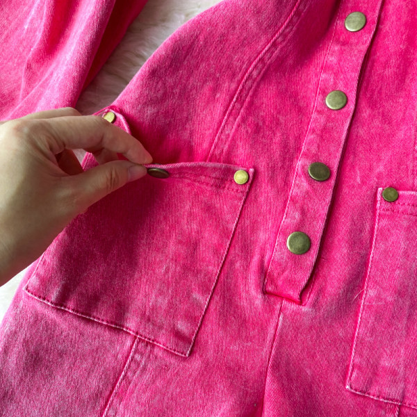 Salopeta scurta de dama cu nasturi si buzunare in culoarea roz