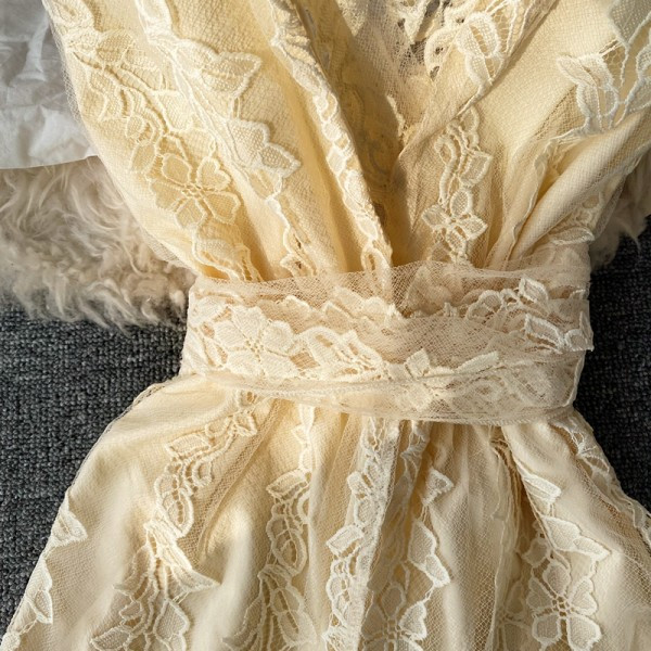 Salopetă lungă de damă la modă cu dantelă și bretele încrucișate pe spate