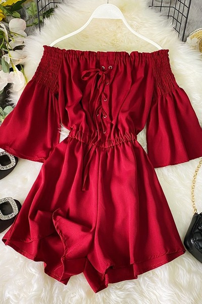 Salopetă scurtă de damă cu legături încrucișate și talie elastică