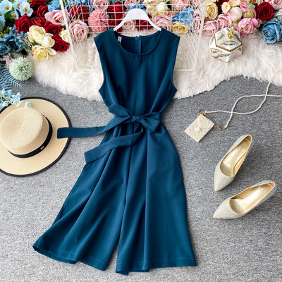 Ženski kombinezon s trakom u struku i ovalnim izrezom