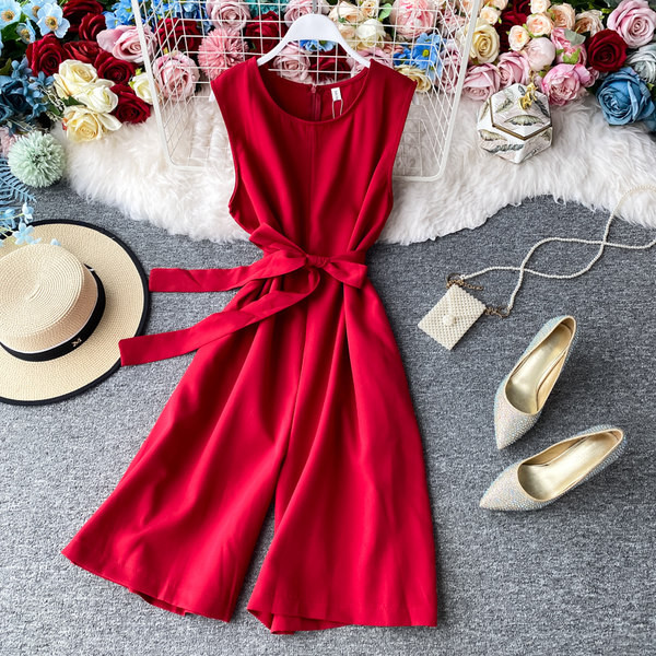 Ženski kombinezon s trakom u struku i ovalnim izrezom