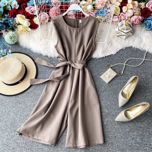 Ženski kombinezon s trakom u struku i ovalnim izrezom